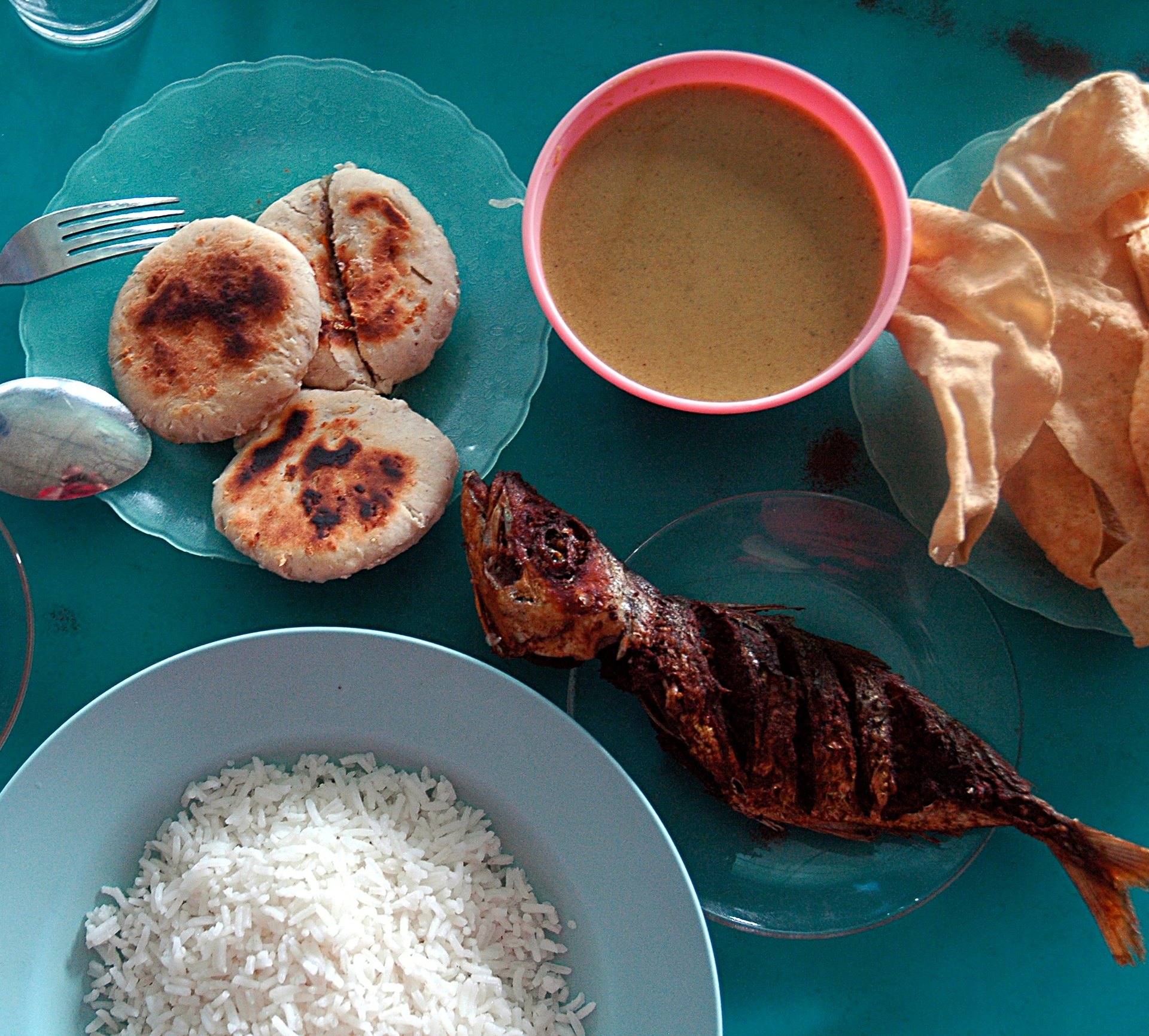 A café meal in Malé: masroshi, mas riha, papadhu, grilled fish and rice